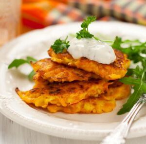 Кюфтета от моркови със салата и сос Райта