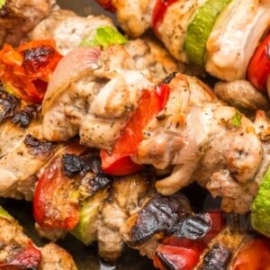 Пилешки шишчета, гарнирани със салата, BBQ сос и гръцка питка