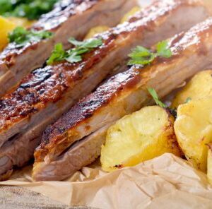 Свински ребърца с домашен BBQ сос и салата „Колсло“